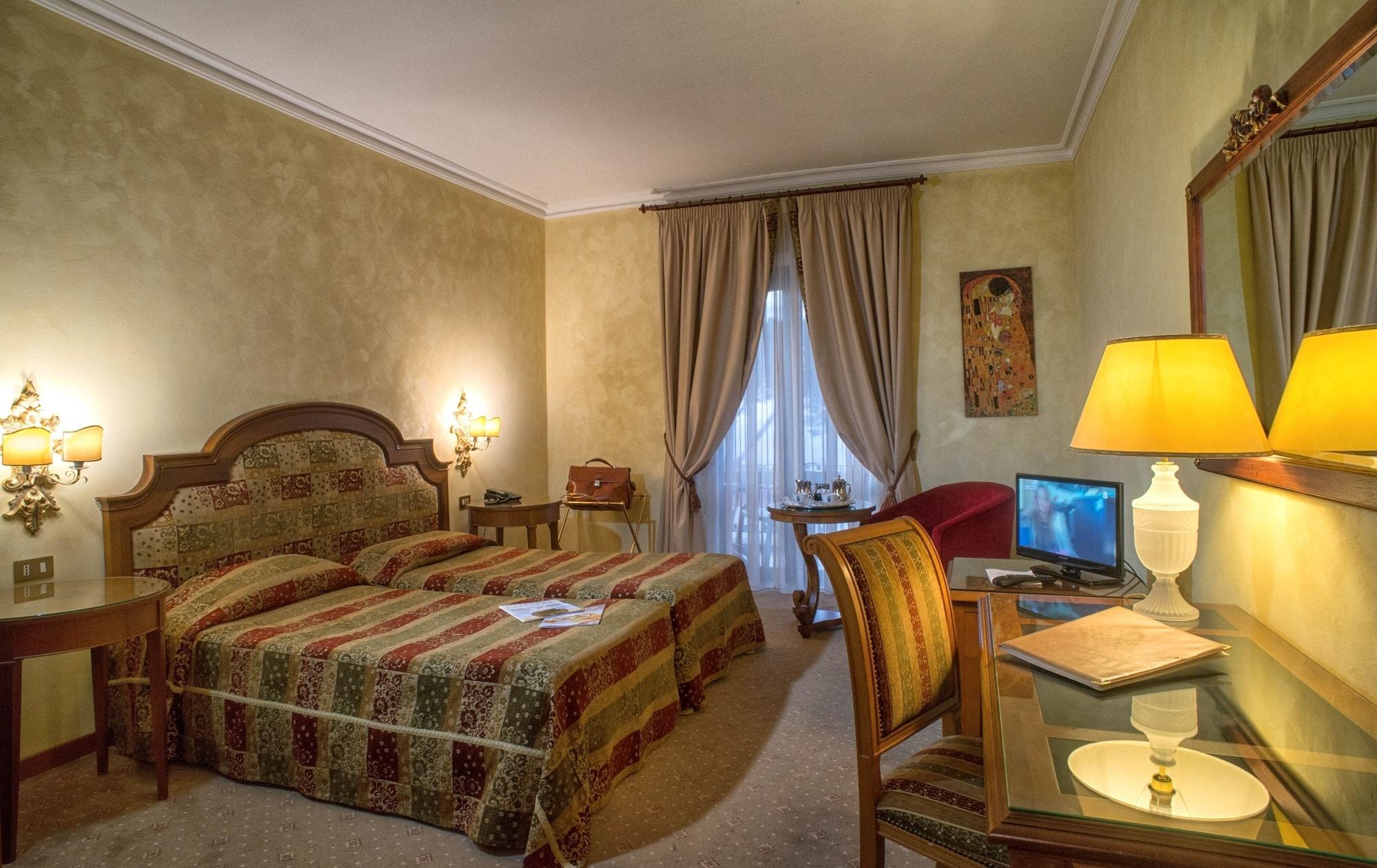 Grand Hotel Helio Cabala มารีโน ภายนอก รูปภาพ