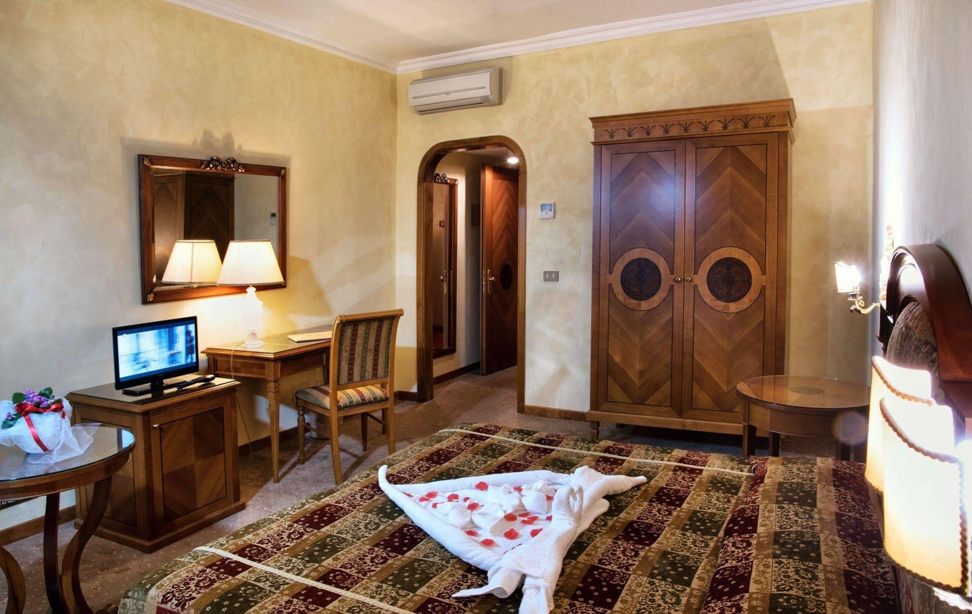 Grand Hotel Helio Cabala มารีโน ภายนอก รูปภาพ